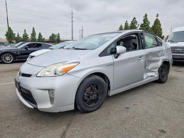 2013 TOYOTA PRIUS — Front 3/4
