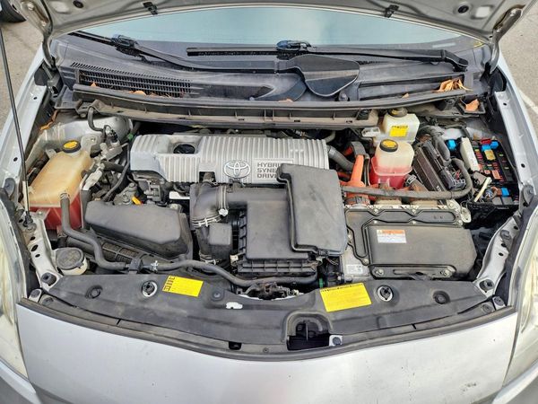 2013 TOYOTA PRIUS — Engine bay