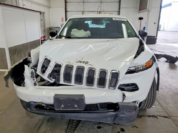 2014 JEEP CHEROKEE Sport — Engine bay