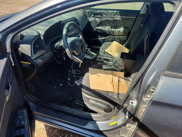 2018 HYUNDAI ELANTRA SE — DENT