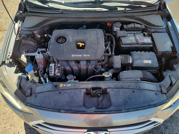 2018 HYUNDAI ELANTRA SE — Engine bay