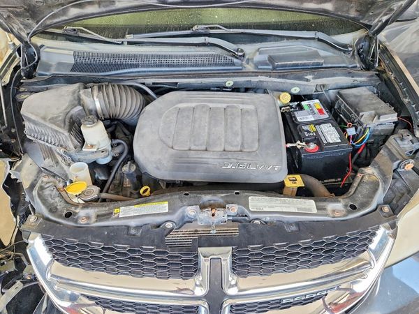 2012 DODGE CARAVAN SXT — Engine bay