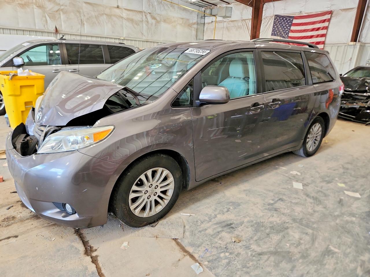 2013 TOYOTA SIENNA