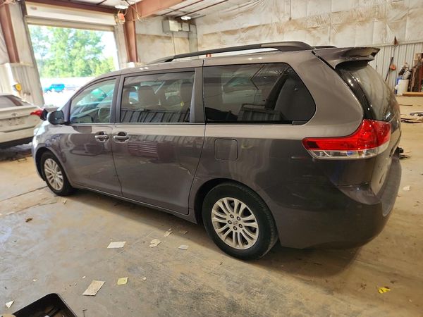 2013 TOYOTA SIENNA