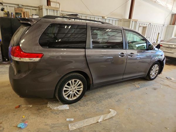 2013 TOYOTA SIENNA