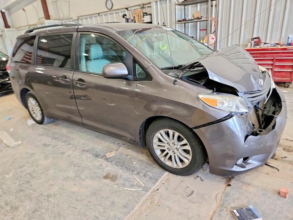 2013 TOYOTA SIENNA