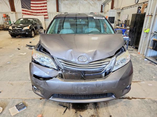 2013 TOYOTA SIENNA