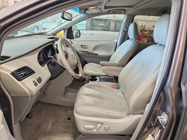 2013 TOYOTA SIENNA
