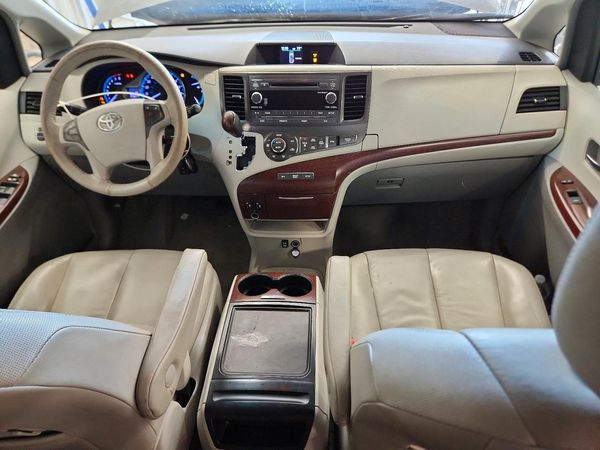 2013 TOYOTA SIENNA