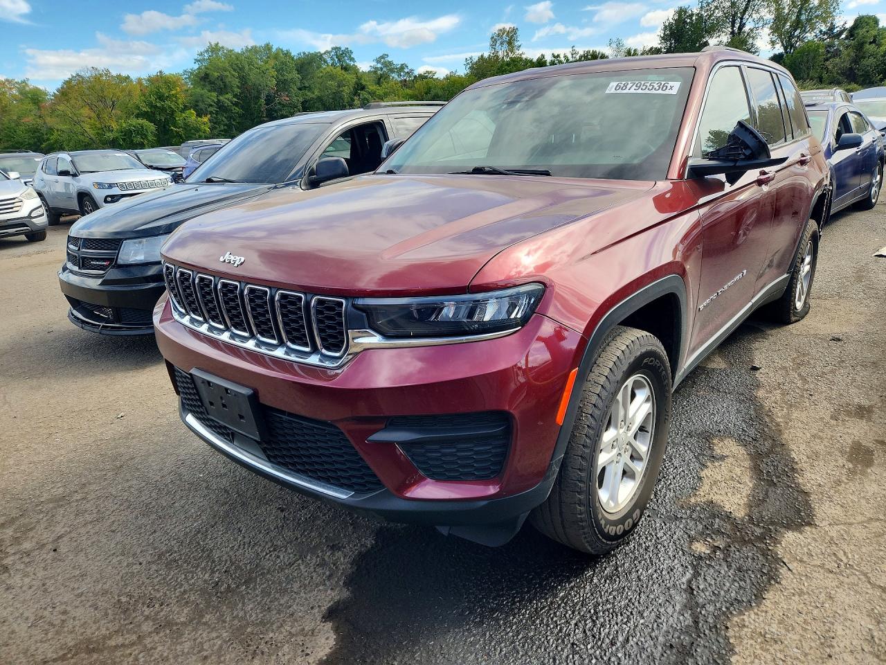 2023 JEEP GRAND CHEROKEE Laredo, Altitude — Front 3/4