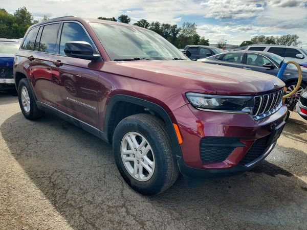 2023 JEEP GRAND CHEROKEE Laredo, Altitude — Passenger 3/4