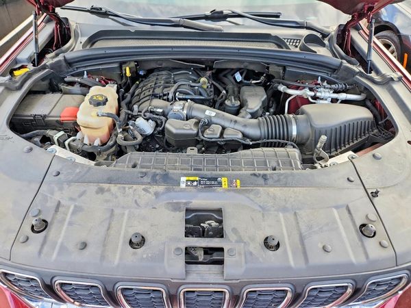 2023 JEEP GRAND CHEROKEE Laredo, Altitude — Engine bay