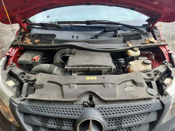 2019 MERCEDES-BENZ METRIS — Engine bay