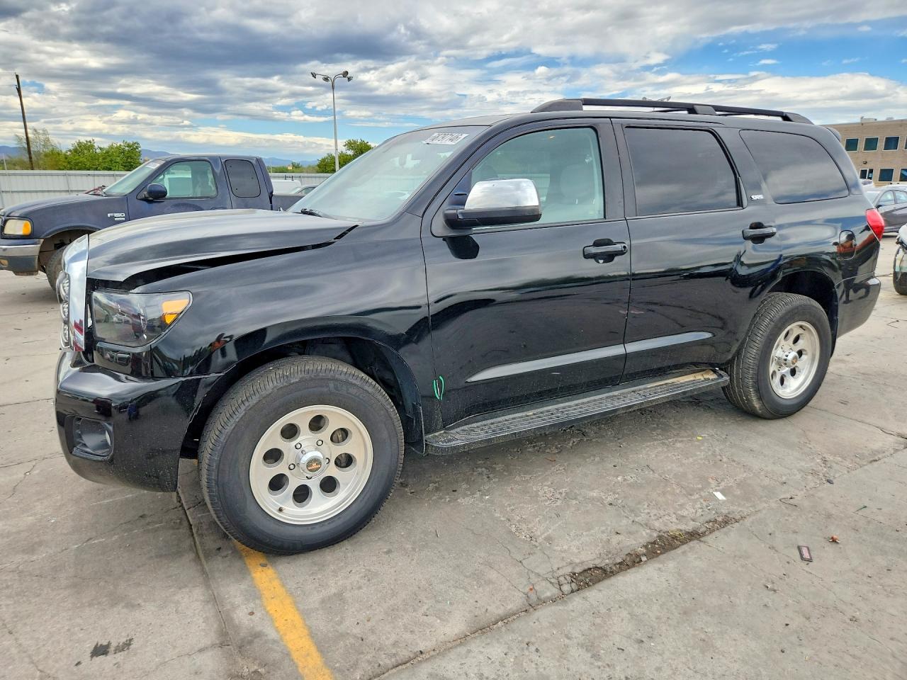 2016 TOYOTA SEQUOIA SR5 Grade — Front 3/4