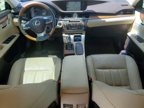 2017 LEXUS ES 300h
