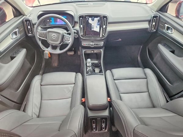 2025 VOLVO XC40 Plus Dark