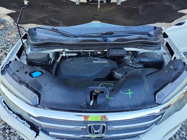 2016 HONDA PILOT EXL-N — Engine bay