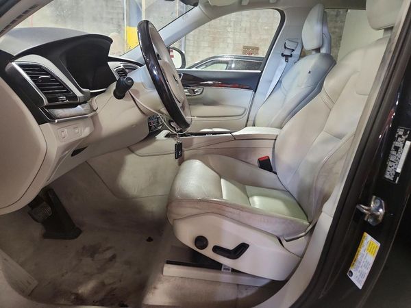 2016 VOLVO XC90 — DENT