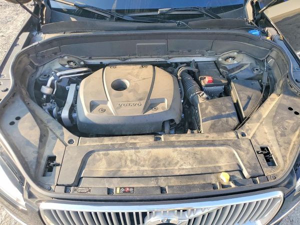 2018 VOLVO XC90 Inscription — Engine bay