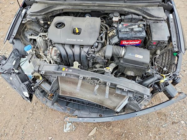2018 HYUNDAI ELANTRA — Engine bay