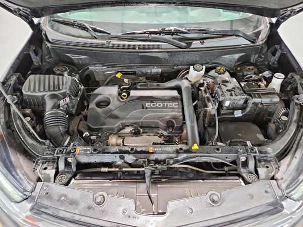 2022 CHEVROLET EQUINOX LT (1LT) — Engine bay