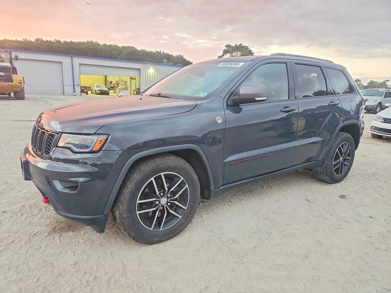 2018 JEEP GRAND CHEROKEE Trailhawk — Front 3/4