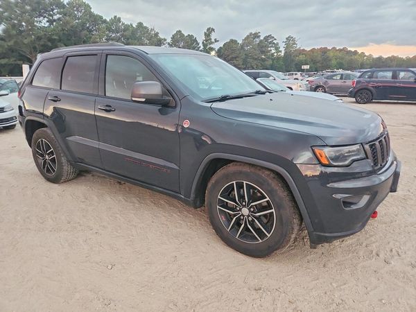 2018 JEEP GRAND CHEROKEE Trailhawk — Passenger 3/4
