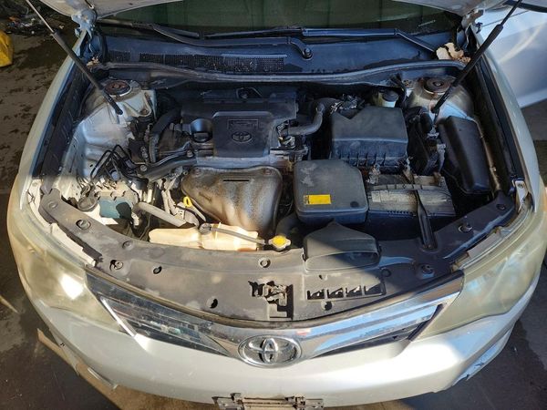 2014 TOYOTA CAMRY — Engine bay