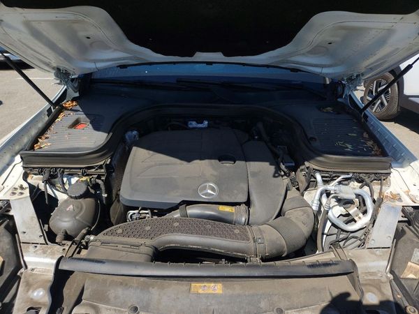 2021 MERCEDES-BENZ GLC GLC300 — Engine bay