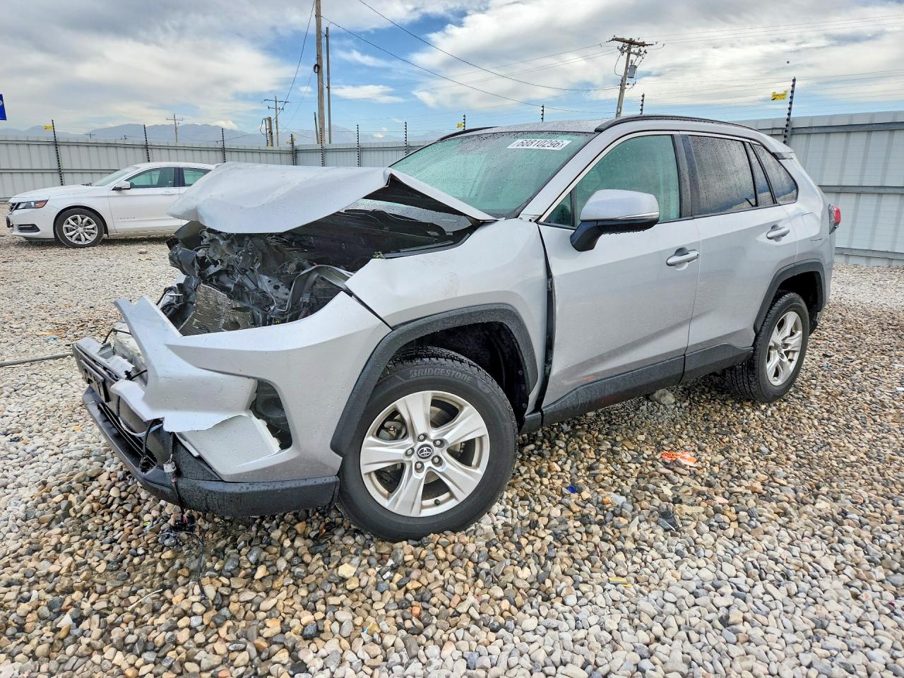 2020 TOYOTA RAV4 XLE — Front 3/4