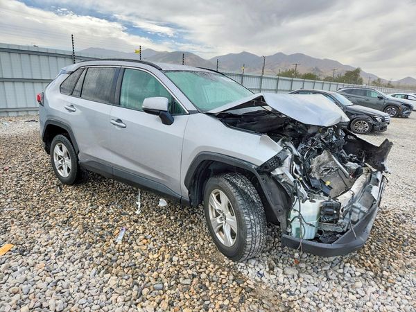 2020 TOYOTA RAV4 XLE — Passenger 3/4