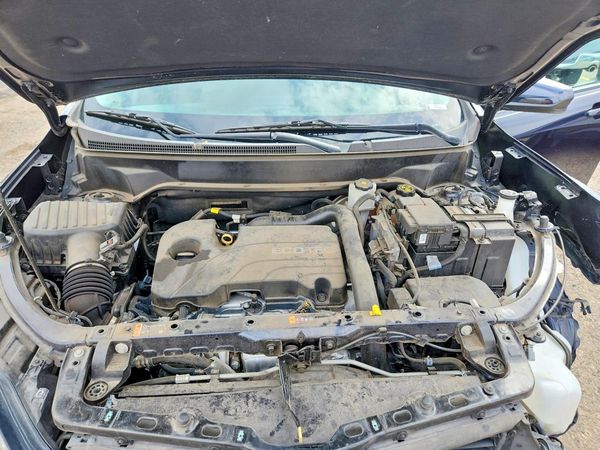 2020 CHEVROLET EQUINOX LT (1LT) — Engine bay