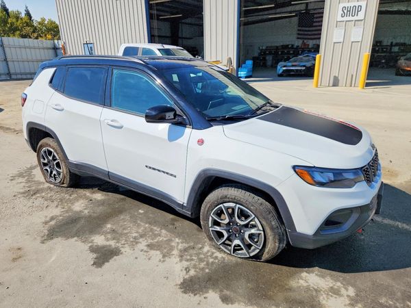 2025 JEEP COMPASS Trailhawk — Passenger 3/4