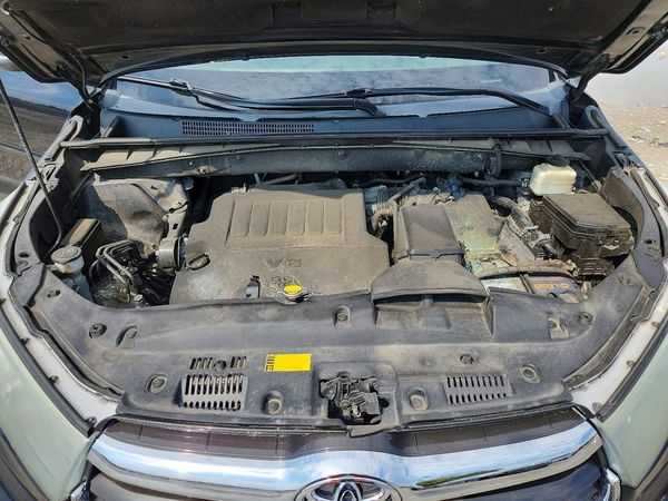 2015 TOYOTA HIGHLANDER — Engine bay