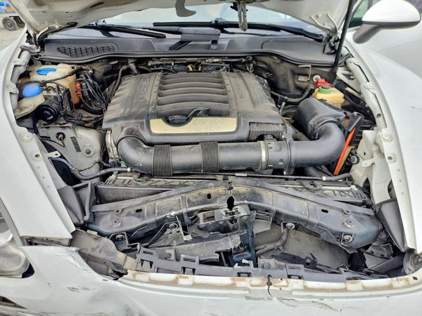 2014 PORSCHE CAYENNE — Engine bay