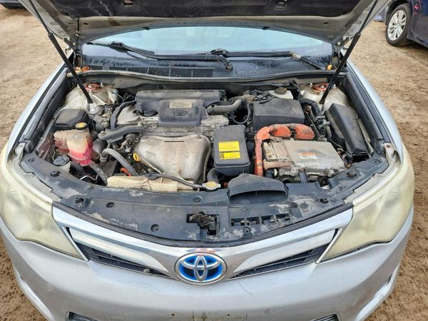 2013 TOYOTA CAMRY Hybrid — Engine bay