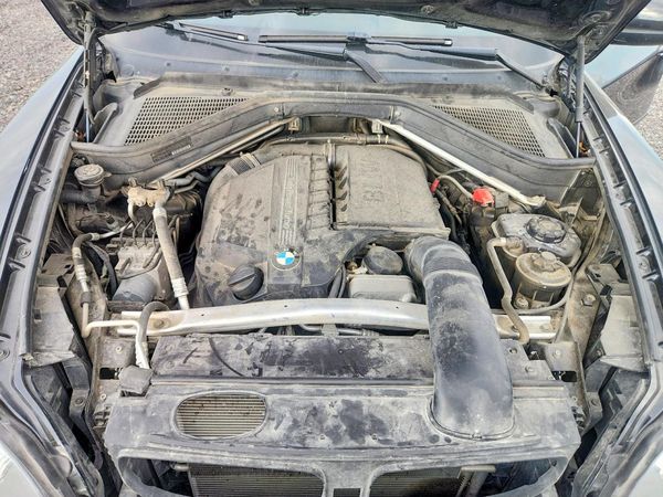2013 BMW X5 xDrive35i — Engine bay