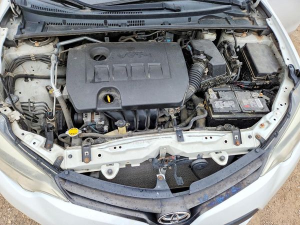 2014 TOYOTA COROLLA L/LE — Engine bay