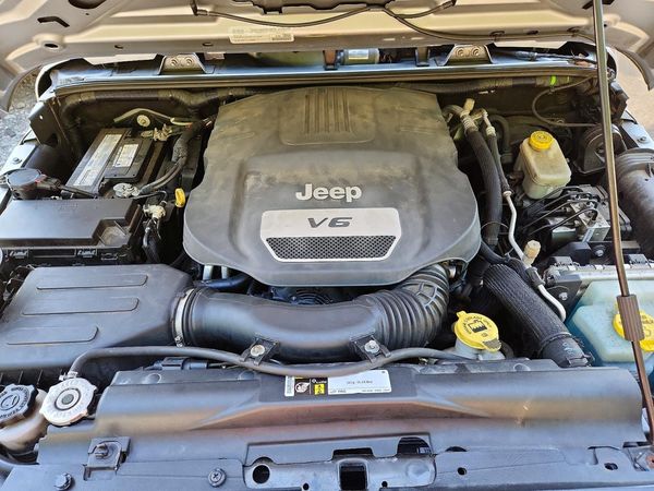 2015 JEEP WRANGLER UNLIMITED — Engine bay