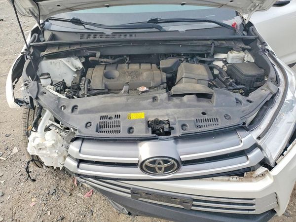 2019 TOYOTA HIGHLANDER — Engine bay