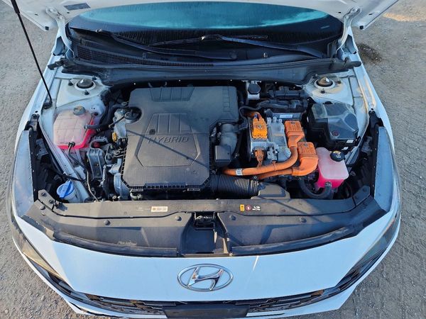 2022 HYUNDAI ELANTRA Limited — Engine bay