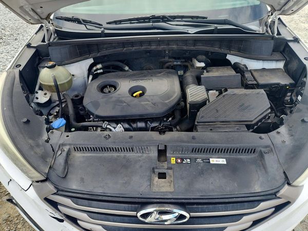 2016 HYUNDAI TUCSON SE — Engine bay