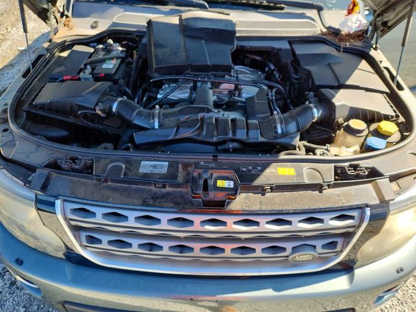2015 LAND ROVER LR4 HSE — Engine bay