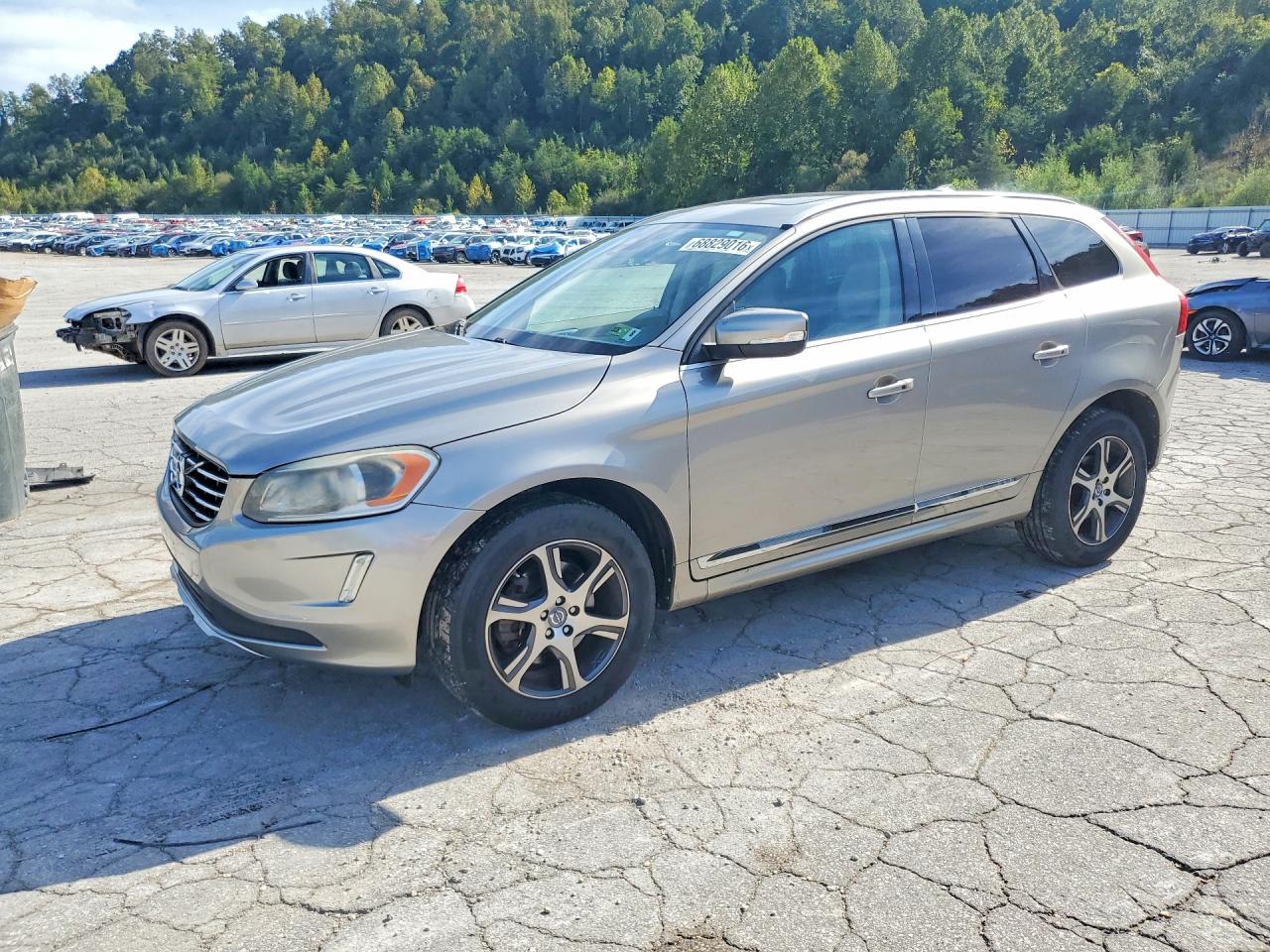 2015 VOLVO XC60 Premier (non R design) — Front 3/4