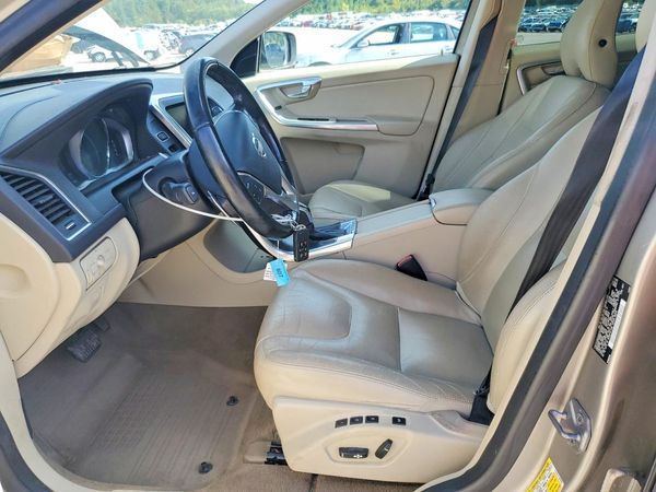 2015 VOLVO XC60 Premier (non R design) — DENT