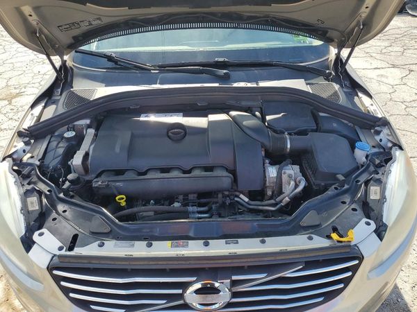 2015 VOLVO XC60 Premier (non R design) — Engine bay
