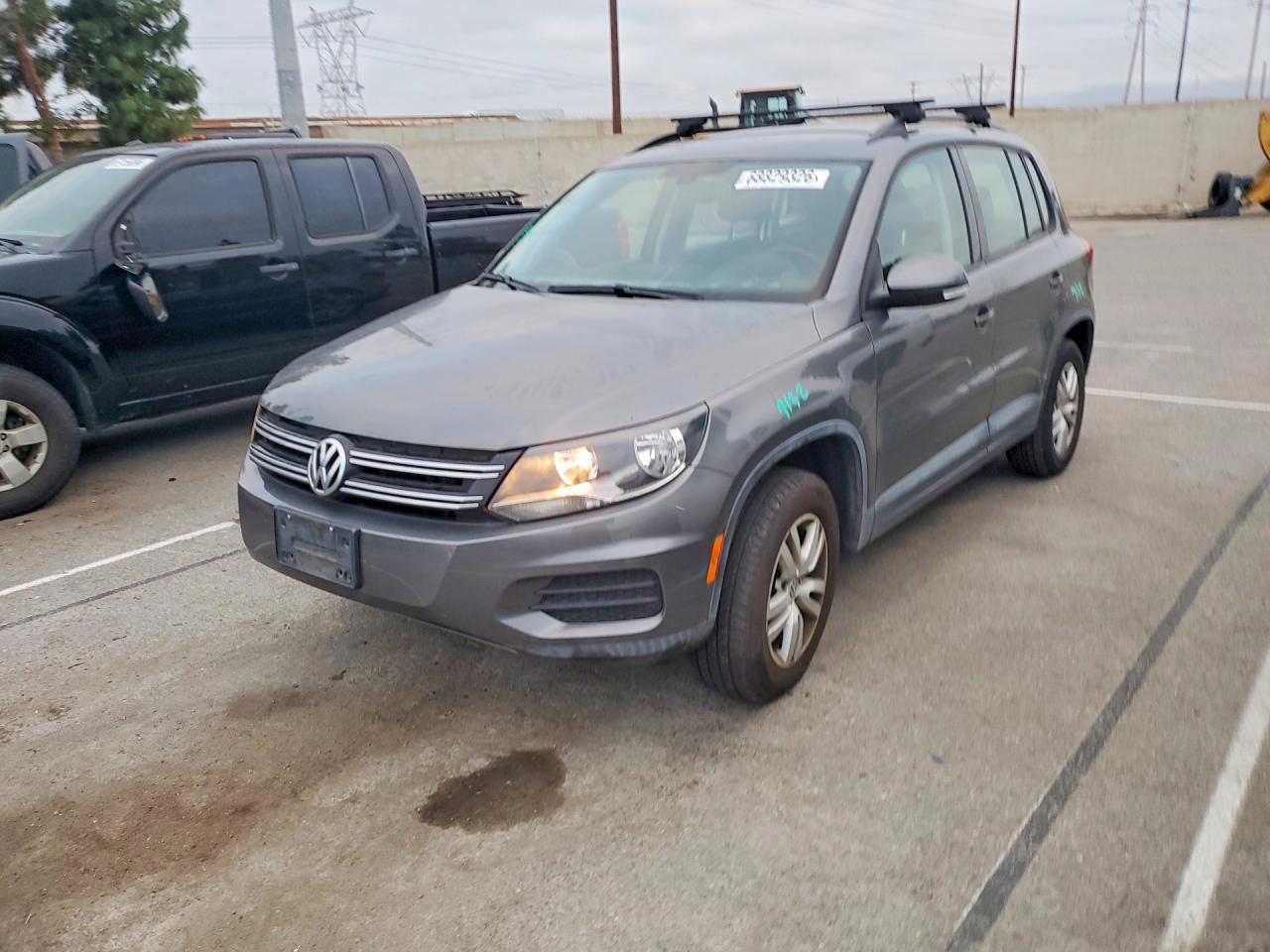 2017 VOLKSWAGEN TIGUAN — Front 3/4