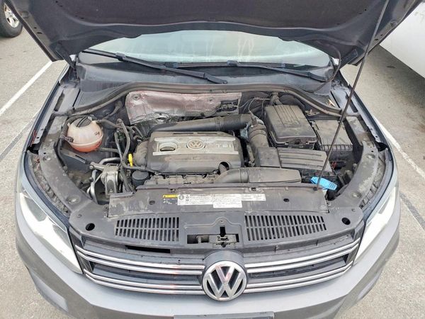 2017 VOLKSWAGEN TIGUAN — Engine bay
