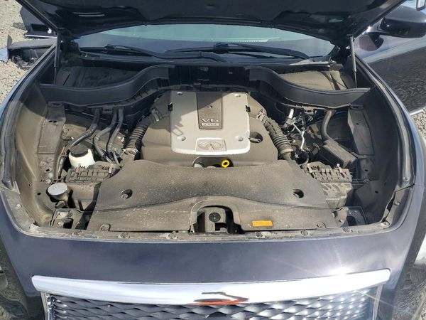 2017 INFINITI QX70 — Engine bay