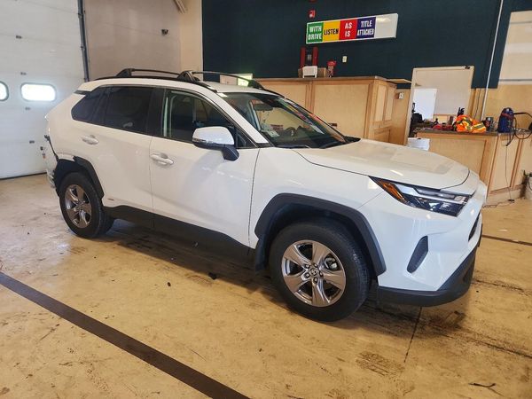 2025 TOYOTA RAV4 LE — Passenger 3/4